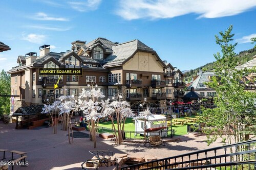 CRBC - Heart of BC Village, AC, Ski in/out, 2 Master Suites, Walk to Everything