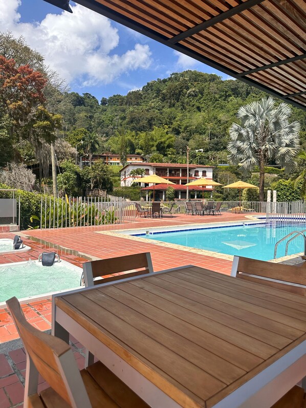 2 utomhuspooler, öppet 09.00 till 21.00, parasoller och solstolar