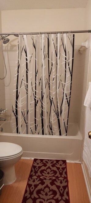 Combined shower/tub, towels