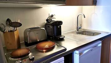 Een koelkast, een microgolfoven, een oven, een vaatwasser