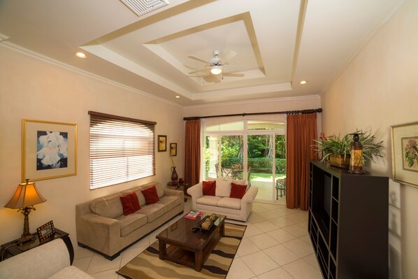 Télévision, table de tennis de table, chaßne hi-fi