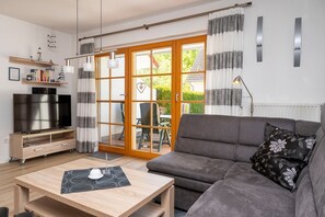 Tv, dvd-spelare, ett bordtennisbord och en stereo