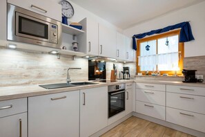 Fridge, microwave, oven, stovetop - Comfortable terraced house in a quiet location in the vacation park! - Freesenbruch Holiday Park (Zingst)