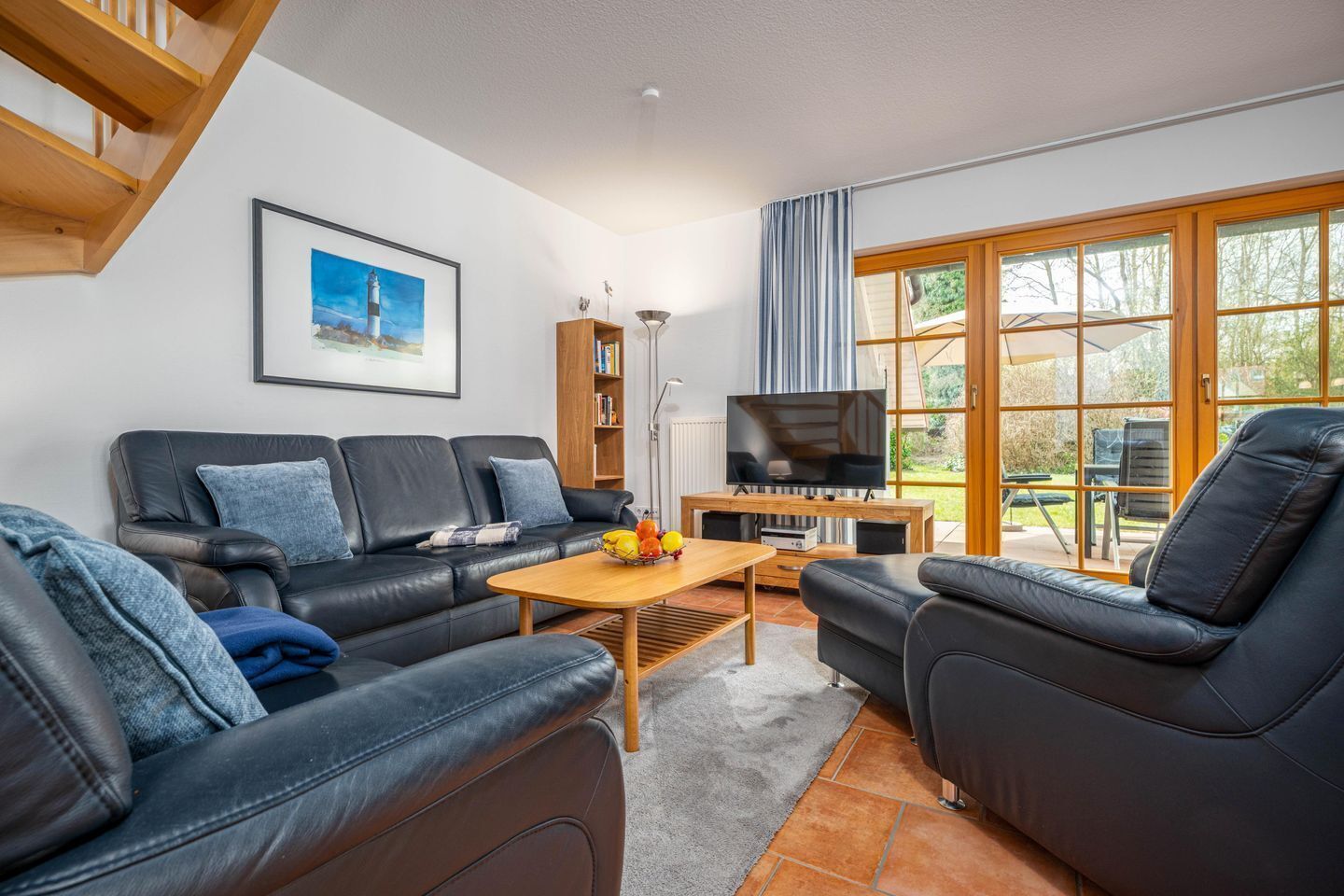 Télévision, cheminée, table de tennis de table, chaîne hi-fi