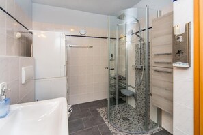 Dusche, Haartrockner, Handtücher