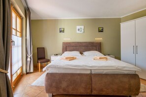 2 bedrooms, iron/ironing board, WiFi