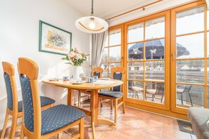 Dining - Comfortable vacation apartment in a vacation park with balcony and pool in Zingst - (Zingst)