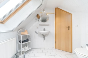Shower, hair dryer, towels - Comfortable vacation apartment in a vacation park with balcony and pool in Zingst - (Zingst)