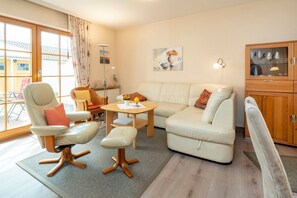 TV, DVD player, ping pong, stereo - Comfortable vacation apartment with terrace and garden view in the vacation park - (Zingst)
