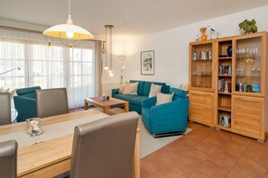 Een televisie, een dvd-speler, een tafeltennistafel en een stereo