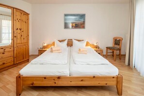 2 bedrooms, iron/ironing board, WiFi