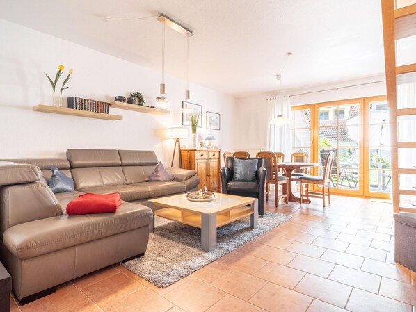 Fernseher, DVD-Player, Tischtennisplatte, Stereoanlage