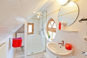 Douche, sèche-cheveux, serviettes fournies