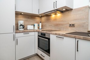 Kjøleskap, mikrobølgeovn, ovn og kokeplater