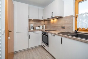 Frigorífico, microondas, horno y placa de cocina