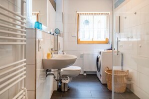 Dusche, Haartrockner, Handtücher
