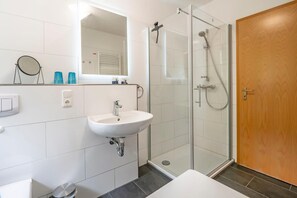 Douche, sèche-cheveux, serviettes fournies