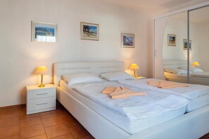 2 bedrooms, iron/ironing board, WiFi