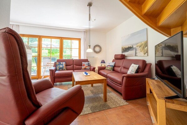 Televisor, llar de foc, taula de tennis de taula i estèreo