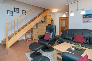 Fernseher, DVD-Player, Tischtennisplatte, Stereoanlage