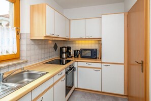 Fridge, microwave, oven, stovetop - Terraced house Seestern: Family-friendly with terrace and garden in Zingst - (Zingst)