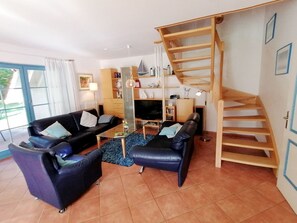 Fernseher, Kamin, Tischtennisplatte, Stereoanlage