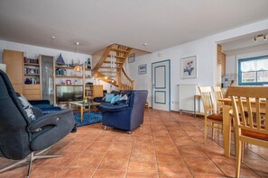 Fernseher, Kamin, Tischtennisplatte, Stereoanlage