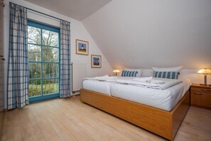 3 bedrooms, in-room safe, desk, iron/ironing board