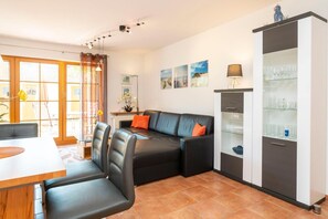 Fernseher, Tischtennisplatte, Stereoanlage