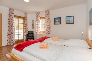 2 bedrooms, iron/ironing board, WiFi - Comfortable vacation apartment with terrace, garden view and heated pool in Zingst (Zingst)