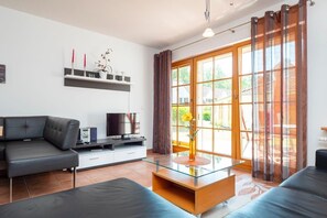 Fernseher, Tischtennisplatte, Stereoanlage