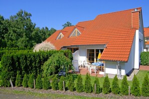 Outdoor dining - Comfortable terraced house in a quiet location in the vacation park! - Freesenbruch Holiday Park (Zingst)