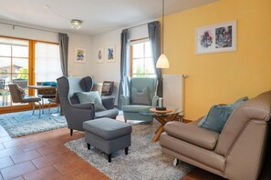 Fernseher, DVD-Player, Tischtennisplatte, Stereoanlage