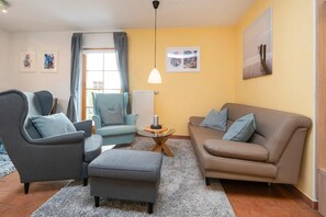 Fernseher, DVD-Player, Tischtennisplatte, Stereoanlage