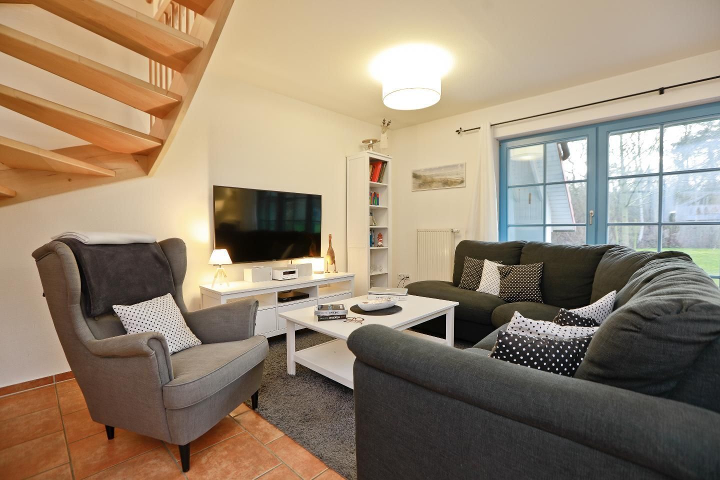 Fernseher, Kamin, Tischtennisplatte, Stereoanlage