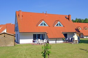 Exterior - Comfortable semi-detached house with terrace, garden view and pool in Zingst - (Zingst)