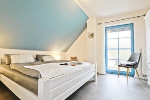 3 bedrooms, in-room safe, iron/ironing board, WiFi - Comfortable semi-detached house with terrace, garden view and pool in Zingst - (Zingst)
