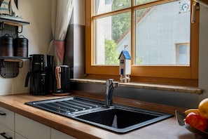 Cafetera y tetera, refrigerador, microondas y horno 