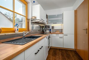 Private kitchen - Comfortable terraced house with terrace in the Freesenbruch vacation park near the sandy beach (Zingst)