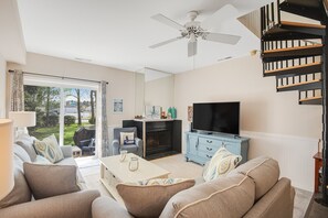 TV, lettore DVD, libri