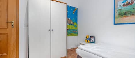 3 bedrooms, desk, iron/ironing board, WiFi