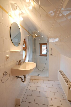 Douche, sèche-cheveux, serviettes fournies