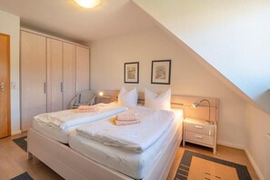 2 bedrooms, iron/ironing board, WiFi