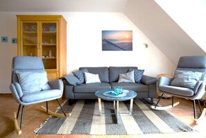 Fernseher, DVD-Player, Tischtennisplatte, Stereoanlage