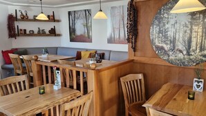 L’intérieur de ce restaurant chaleureux est agrémenté de tables et de chaises en bois, d’un éclairage suspendu et d’œuvres d’art aux motifs forestiers qui ornent les murs.