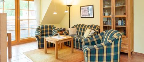 Tv, bordtennisbord, stereoanlæg