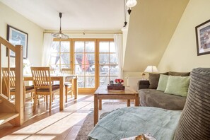 Tv, bordtennisbord, stereoanlæg