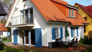 A two-story house with a balcony, a table and chairs outside, and a date stamp of 2007 9 30. - Haus Sabine - Upper floor - Bright, large upper floor apartment in a quiet location! (Zingst)