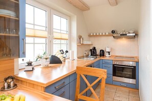 Fridge, microwave, oven, stovetop - Grode Stuw - Beautiful apartment close to the center for 2 persons! (Zingst)