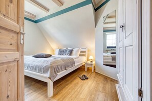 1 bedroom, desk, WiFi